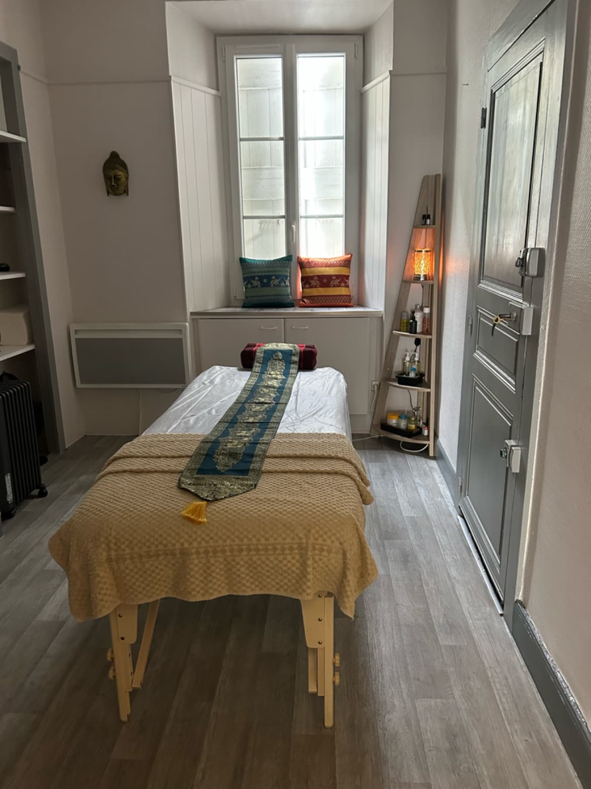Cabine de massage chaleureuse baignée de lumière naturelle au salon Noï Massage Thaï à Foix