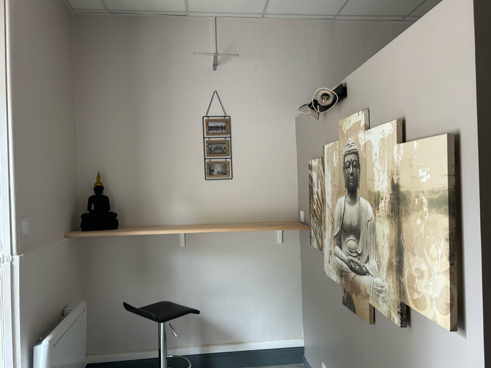 Intérieur apaisant du salon Noï avec toile et statue de Bouddha à Foix