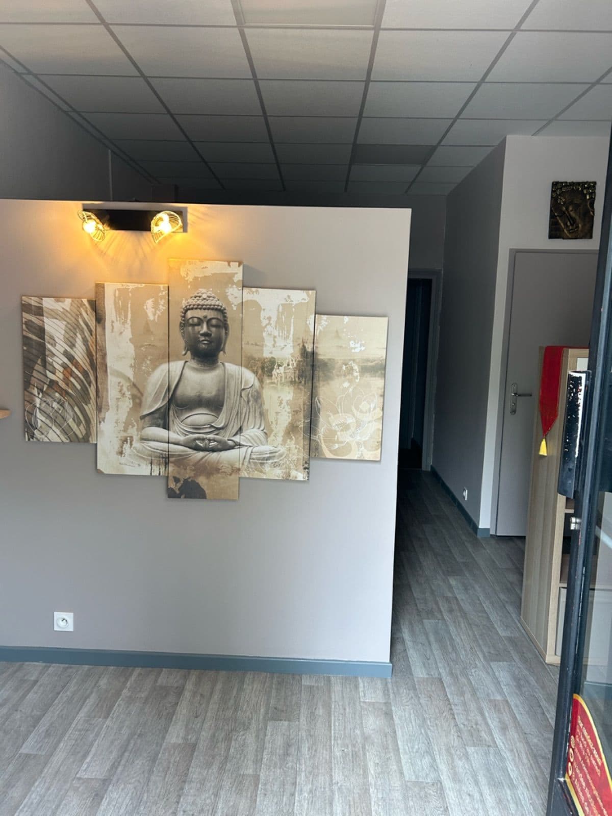 Entrée du salon de massage avec décoration murale Bouddha